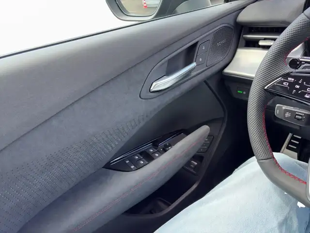Audi Q3 view 14