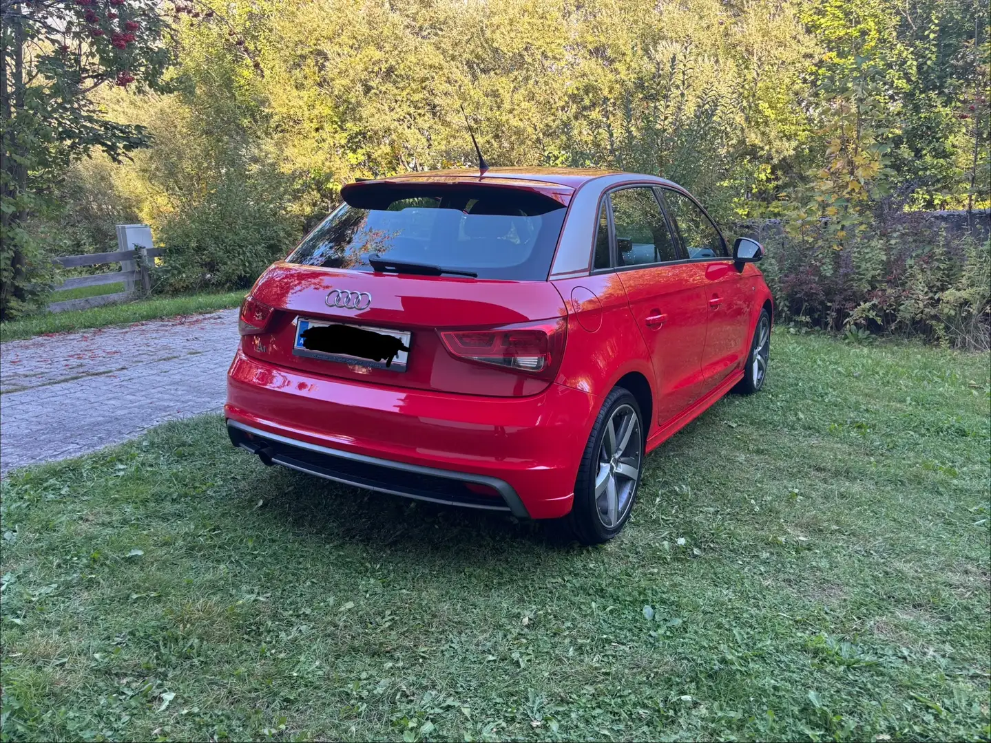 Audi A1 A1 SB 1,2 TFSI Life Ball Red Ribbon Rot - 2