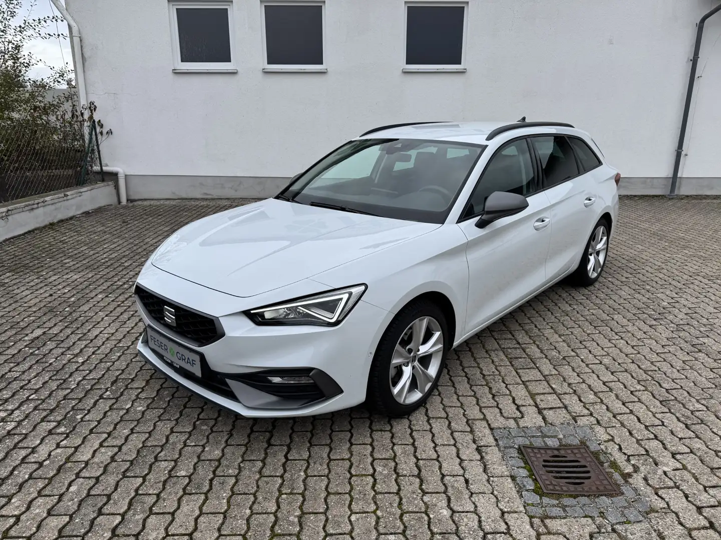 SEAT Leon Sportstourer FR 1.5 eTSI DSG ACC KAMERA KESSY LED Weiß - 2