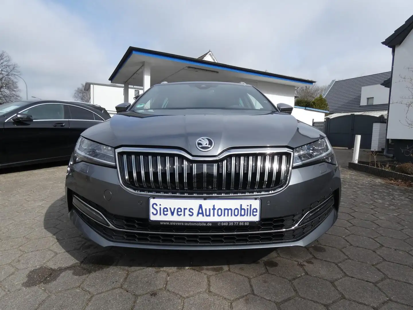 Skoda Superb Combi L&K Leder Navi AHK Grau - 2