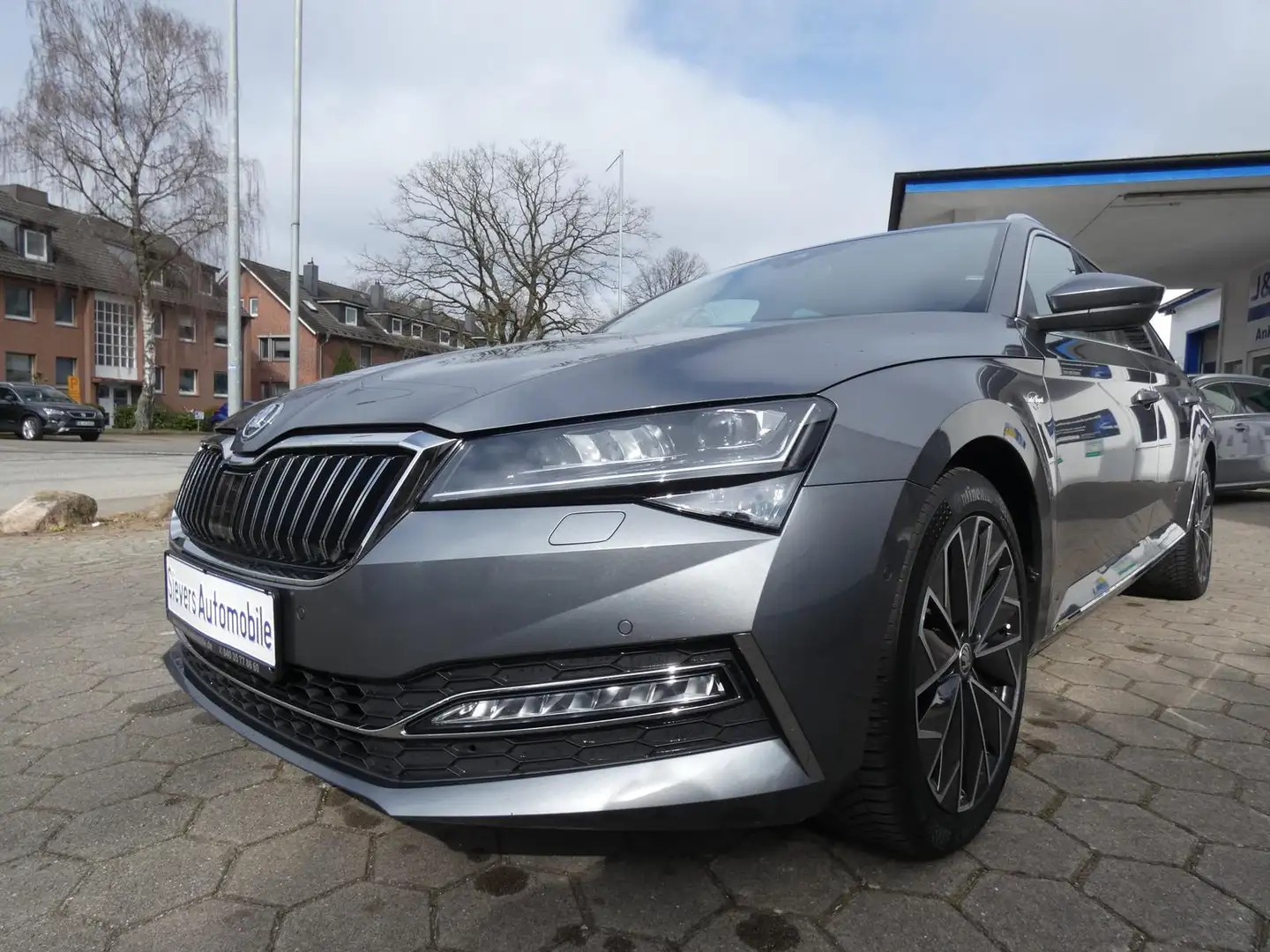 Skoda Superb Combi L&K Leder Navi AHK Grau - 1