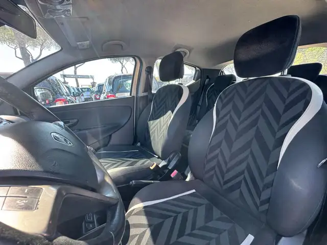 Lancia Ypsilon view 7