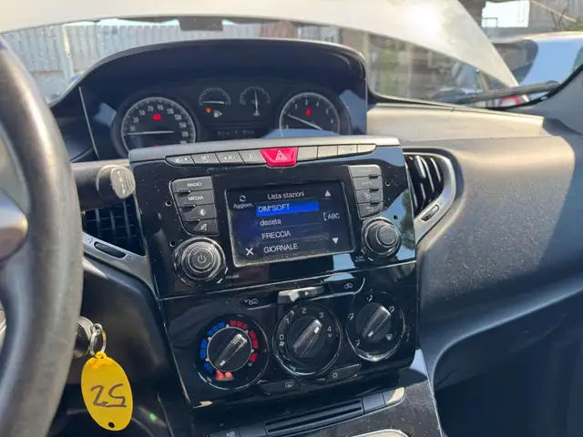 Lancia Ypsilon view 6