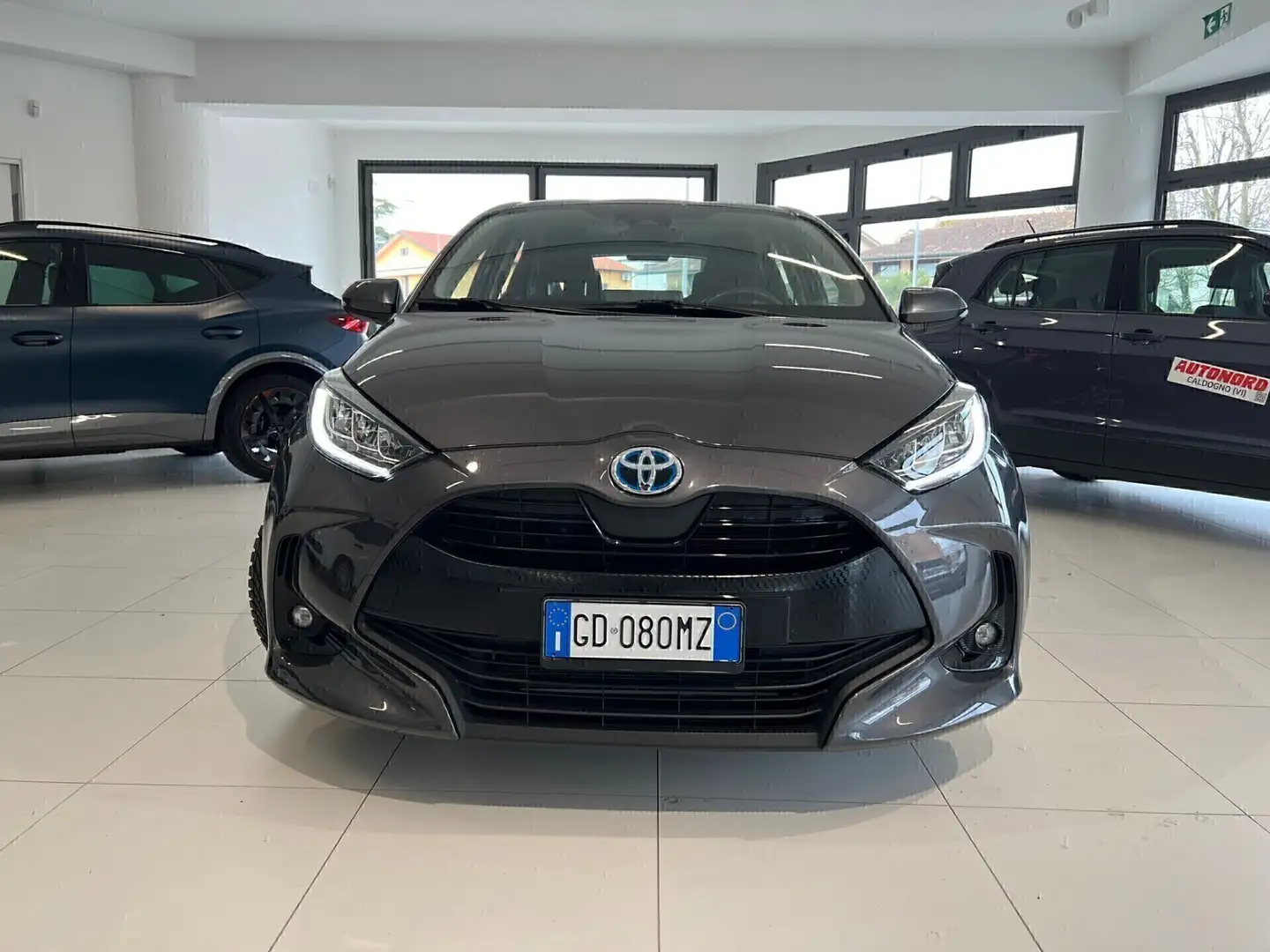 Toyota Yaris 1.5 Hybrid 5 porte Trend Grigio - 2