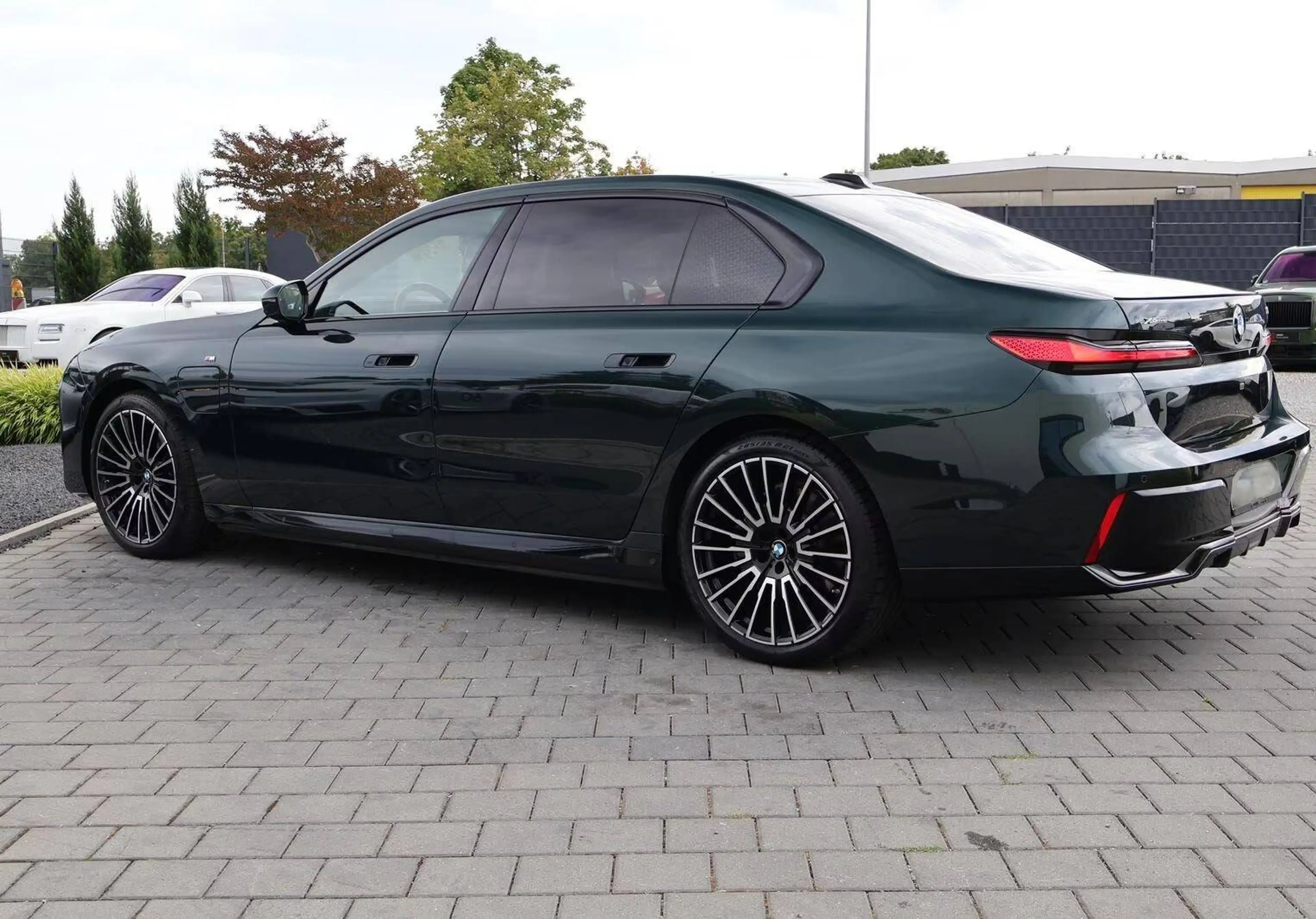BMW 750 750 e xDrive M Sport Oxfordgrün — photo 3