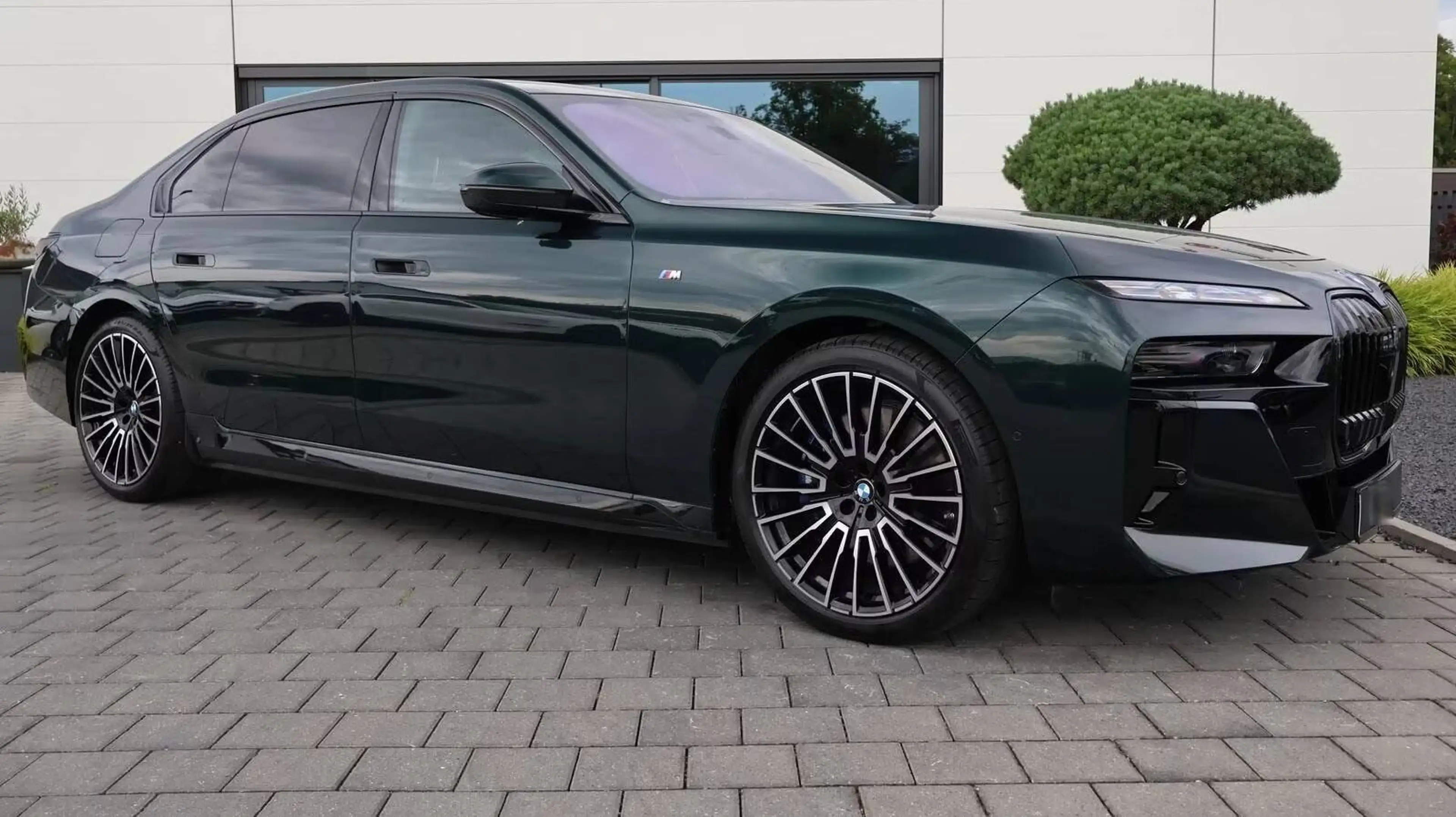 BMW 750 750 e xDrive M Sport Oxfordgrün — photo 4