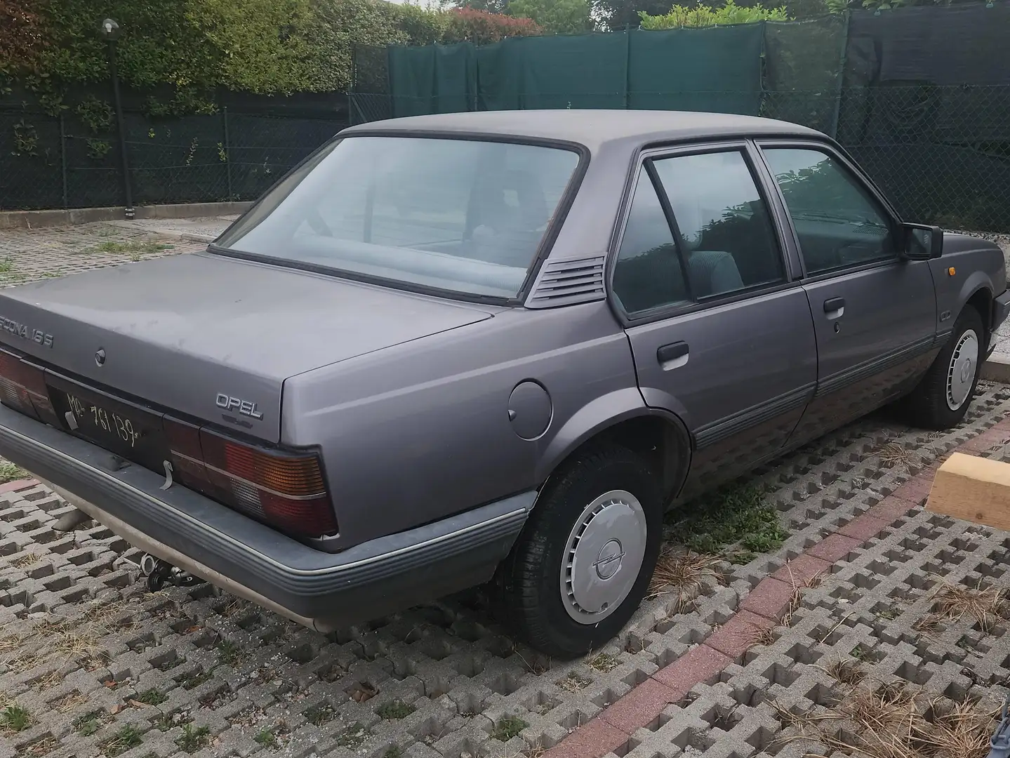 Opel Ascona Ascona 4p 1.6 CD Grau - 2