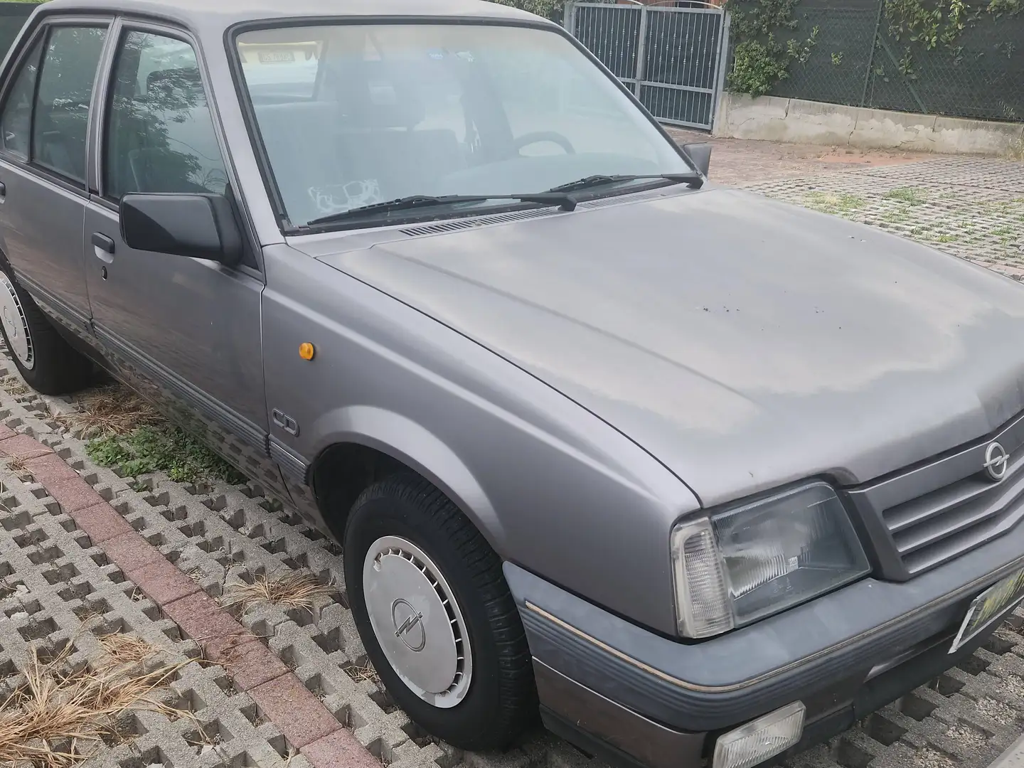 Opel Ascona Ascona 4p 1.6 CD Grau - 1