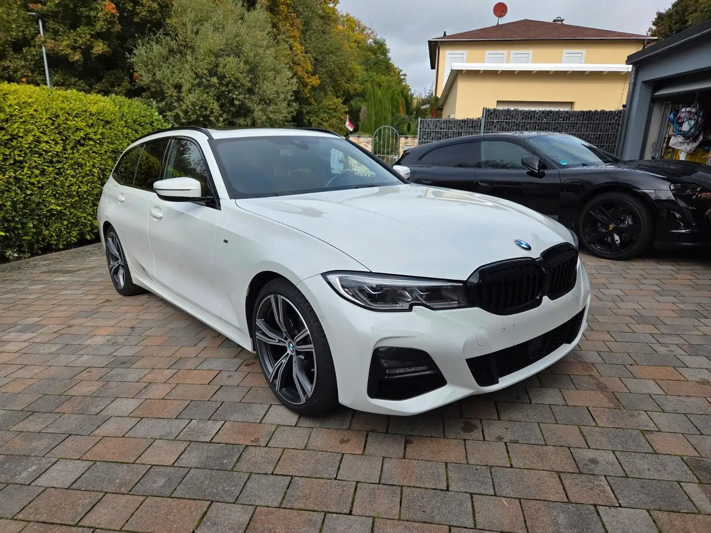 BMW 320 i M Sport Pano LivePR HUD Hifi Memo Laser 19 Weiß - 1
