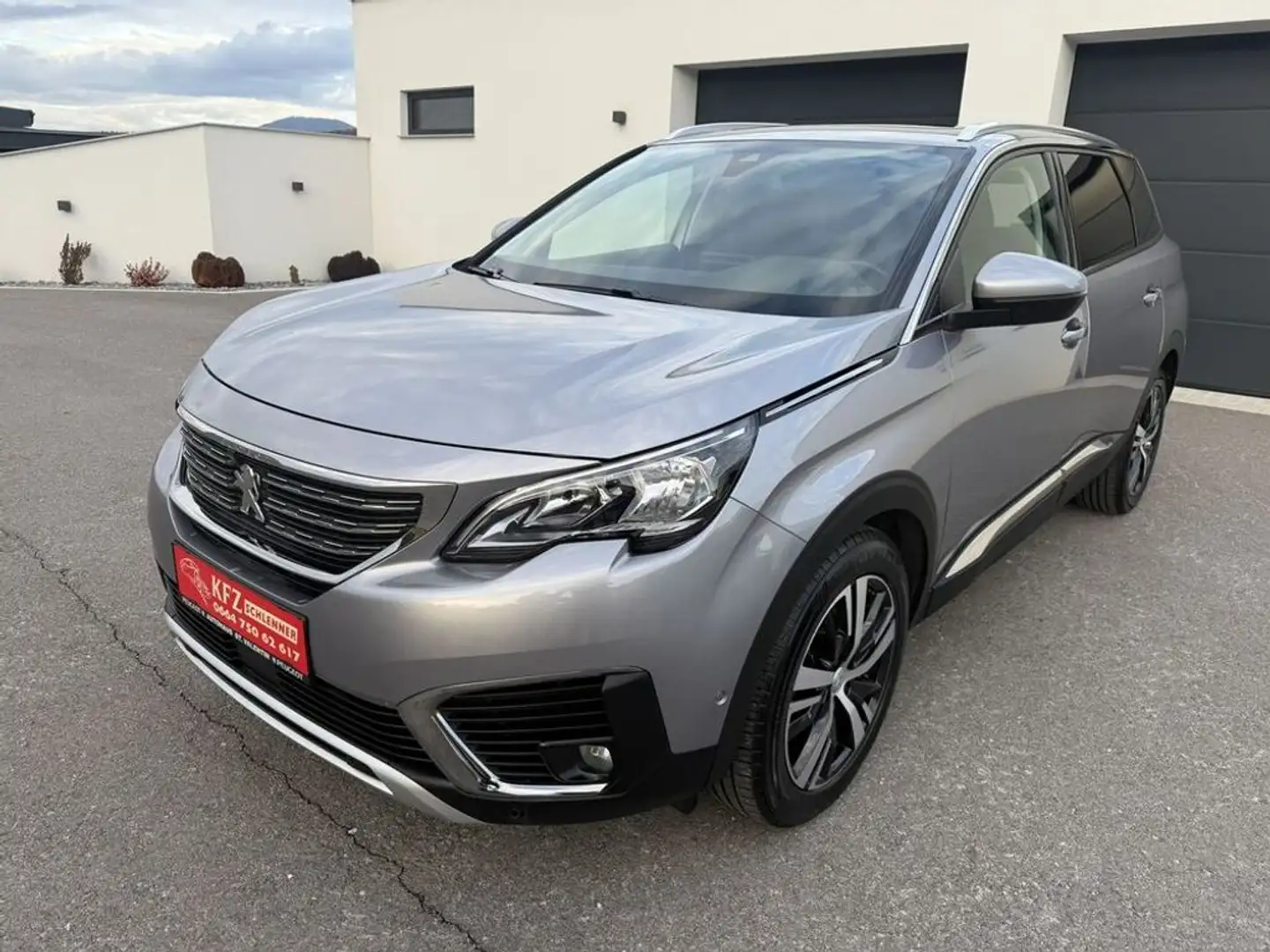 Peugeot 5008 Allure 1,6 HDI Aut./7-Sitze/Panorama/AHK Grau - 1