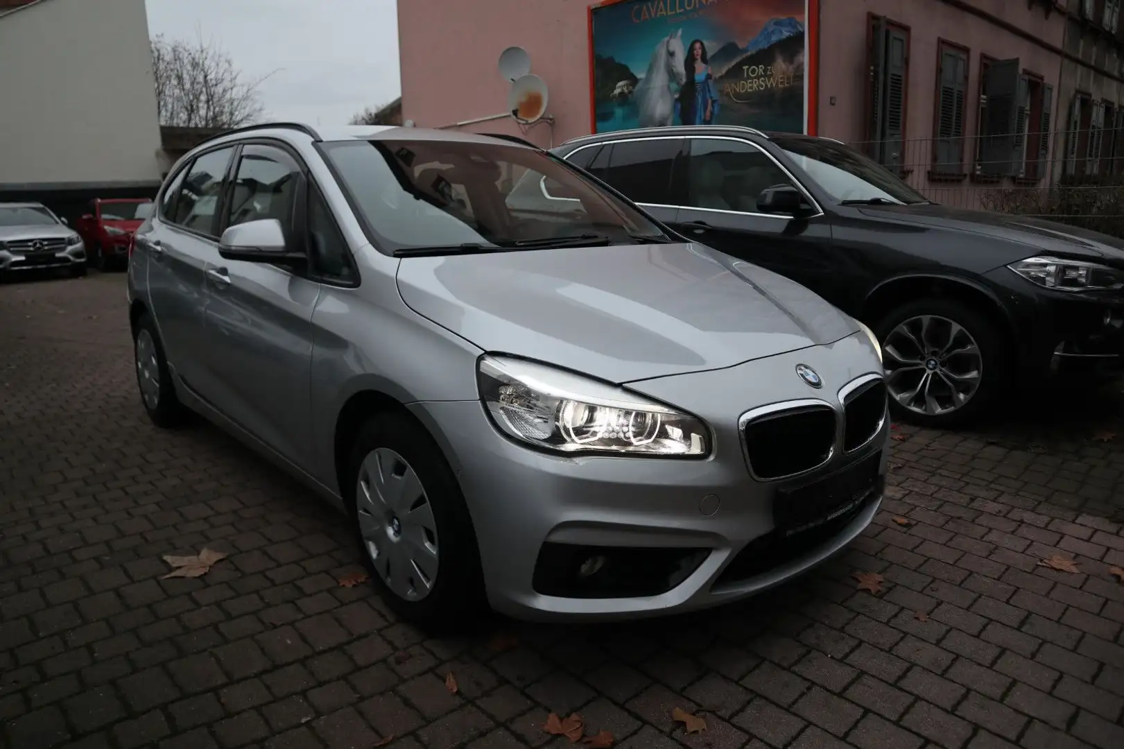 BMW 218 d Active Tourer AHK/Navi/Kamera Silber - 1