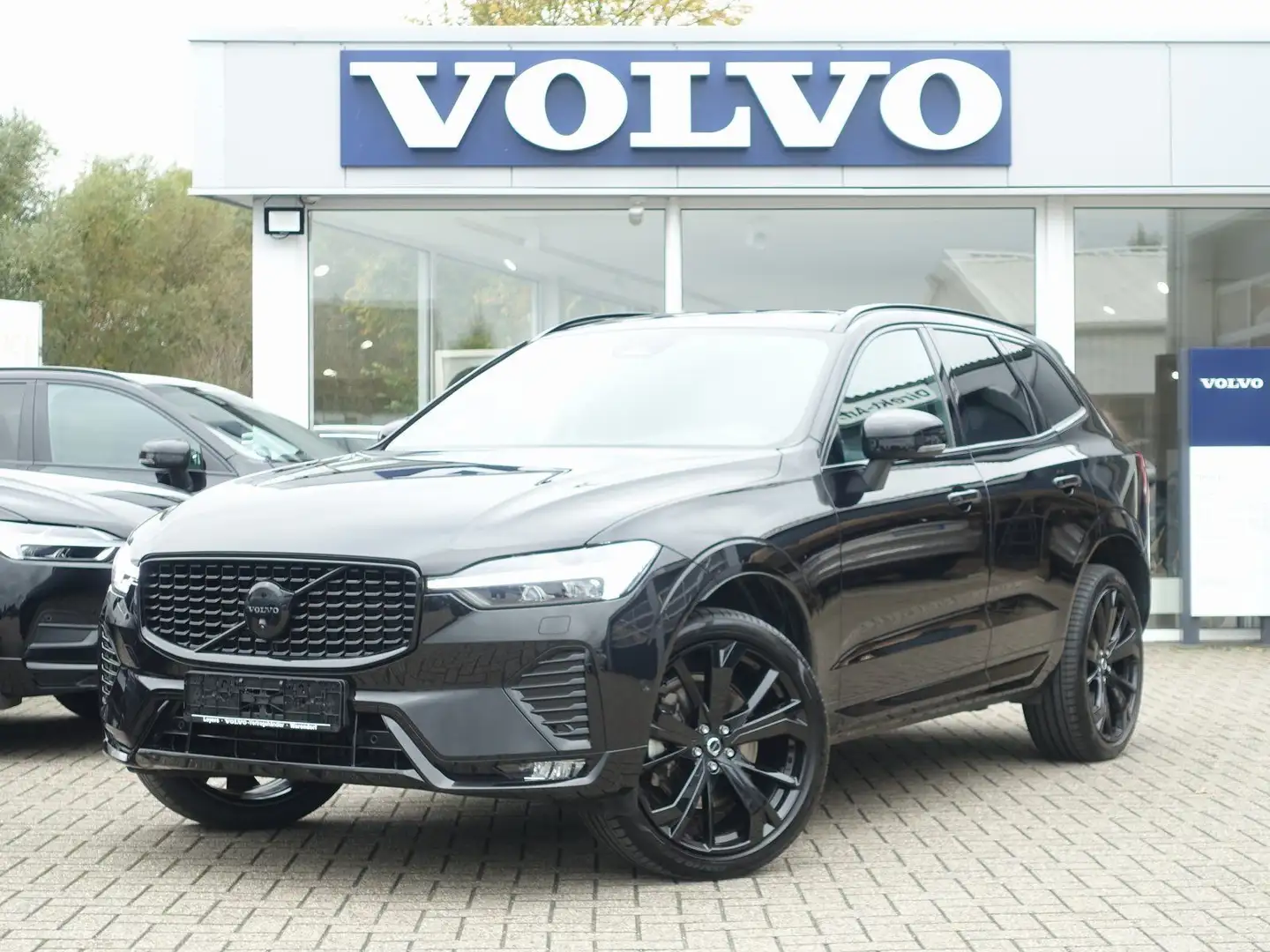 Volvo XC60 Black Edition Plus B5 AWD/360°Cam/Four-C Schwarz - 1