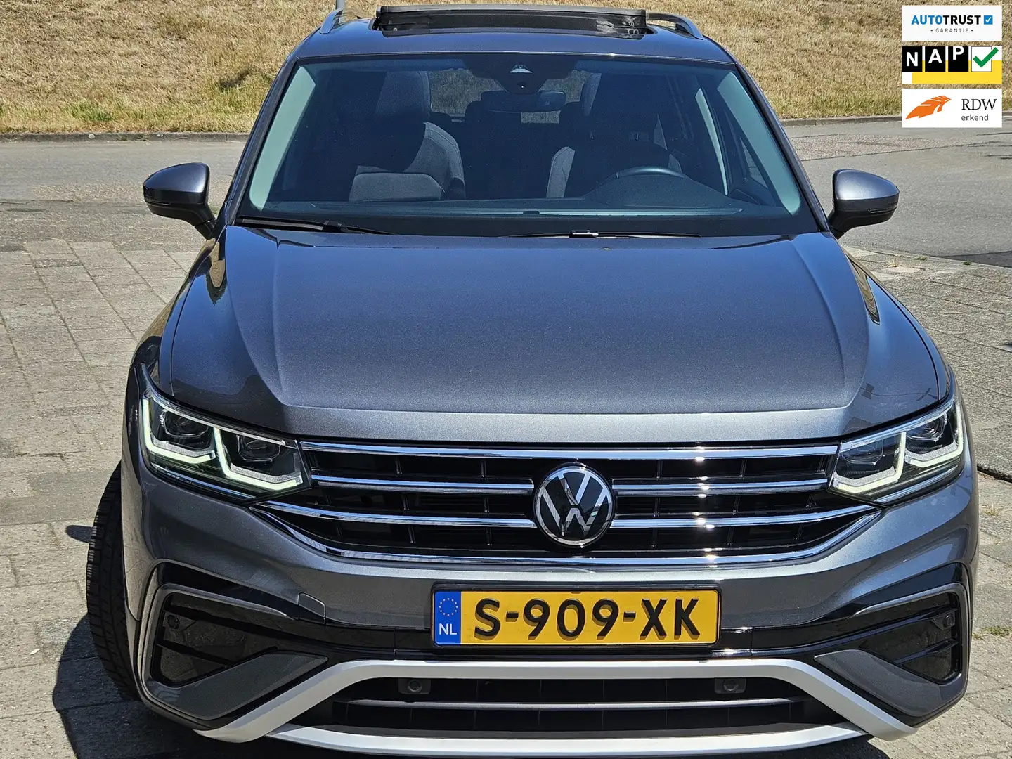 Volkswagen Tiguan Allspace 1.5 TSI panoramadak 7P Automaat Gris - 1