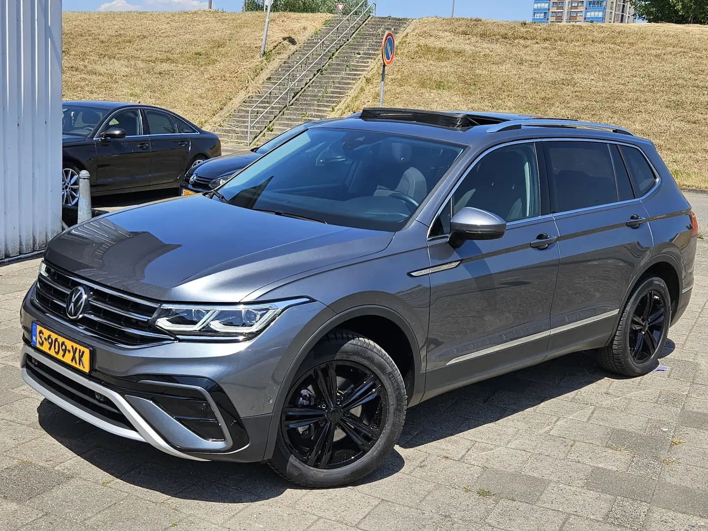 Volkswagen Tiguan Allspace 1.5 TSI panoramadak 7P Automaat Gris - 2