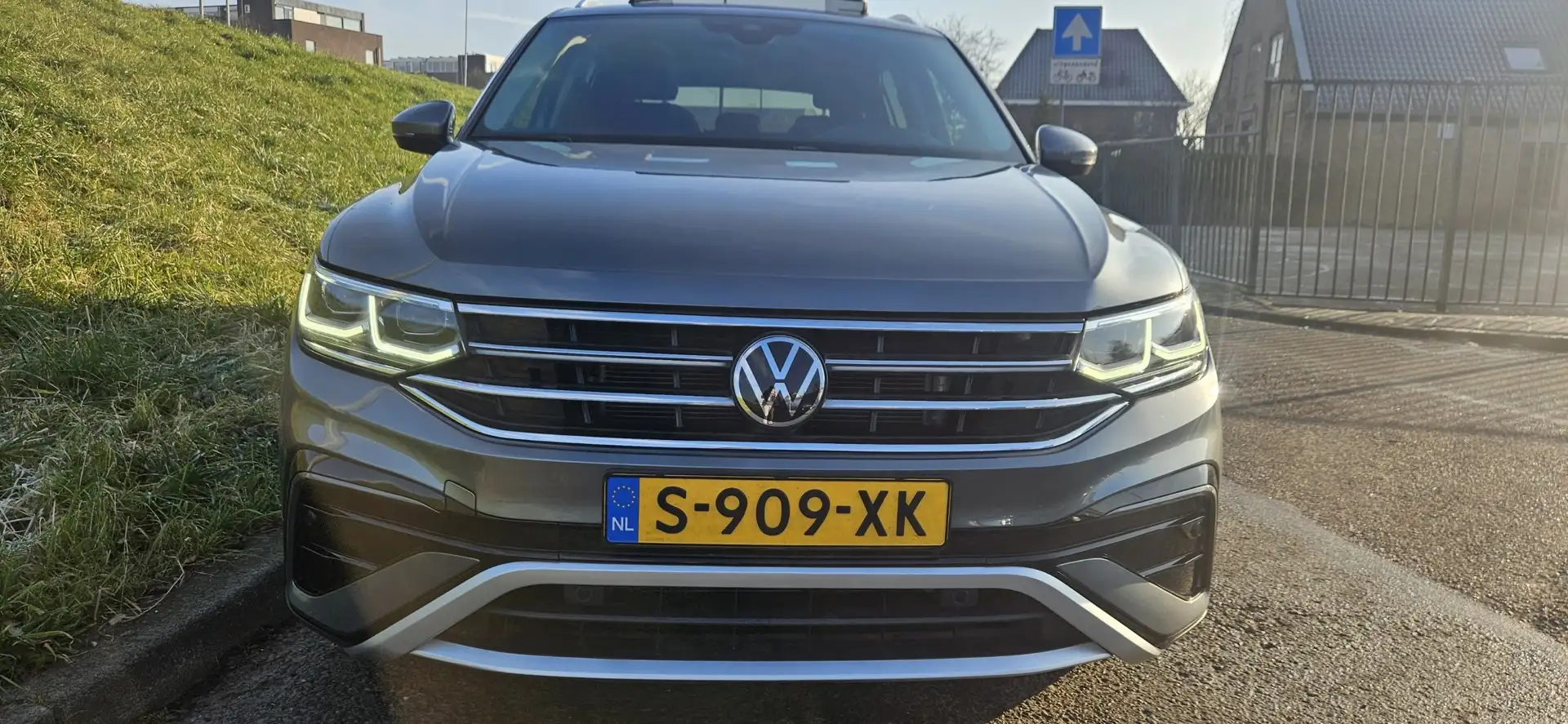 Volkswagen Tiguan Allspace 1.5 TSI panoramadak 7P Automaat Grijs - 2