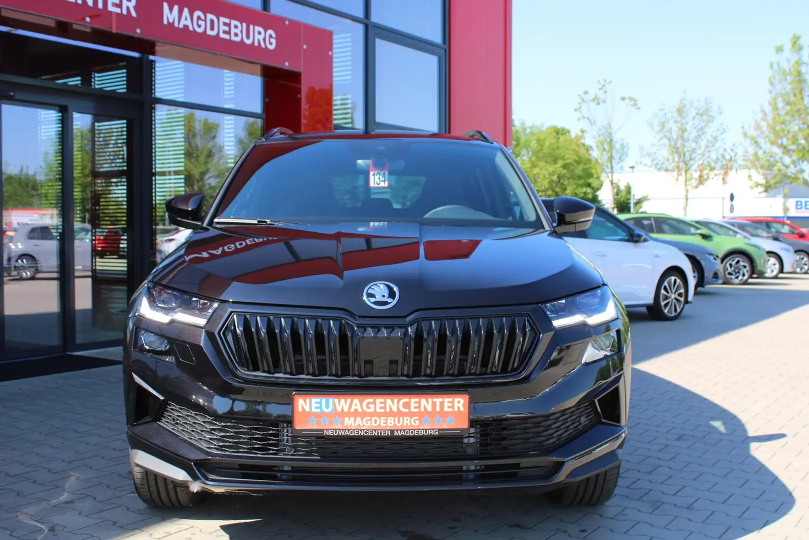 Skoda Karoq Sportline 1.5 TSI DSG*AHK*RFK*MATRIX*SHZ*18"LM Černá - 2