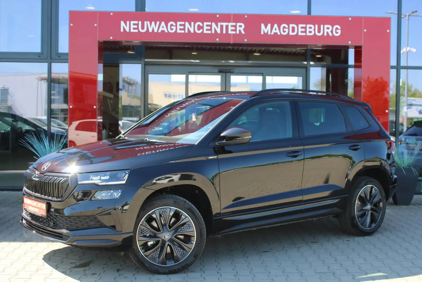 Skoda Karoq Sportline 1.5 TSI DSG*AHK*RFK*MATRIX*SHZ*18"LM Černá - 1