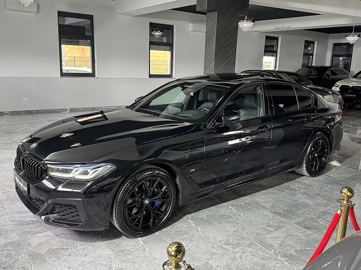 BMW 545 e G30 M xDrive Aut.*1.BESITZ*FACELIFT* Schwarz - 2