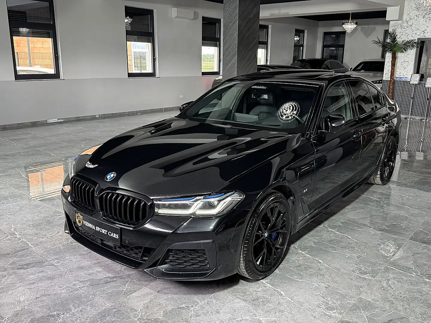 BMW 545 e G30 M xDrive Aut.*1.BESITZ*FACELIFT* Schwarz - 1
