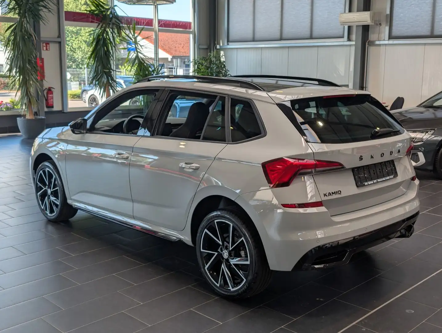 Skoda Kamiq 1.5 TSI DSG Monte Carlo LED Navi Panorama siva - 2