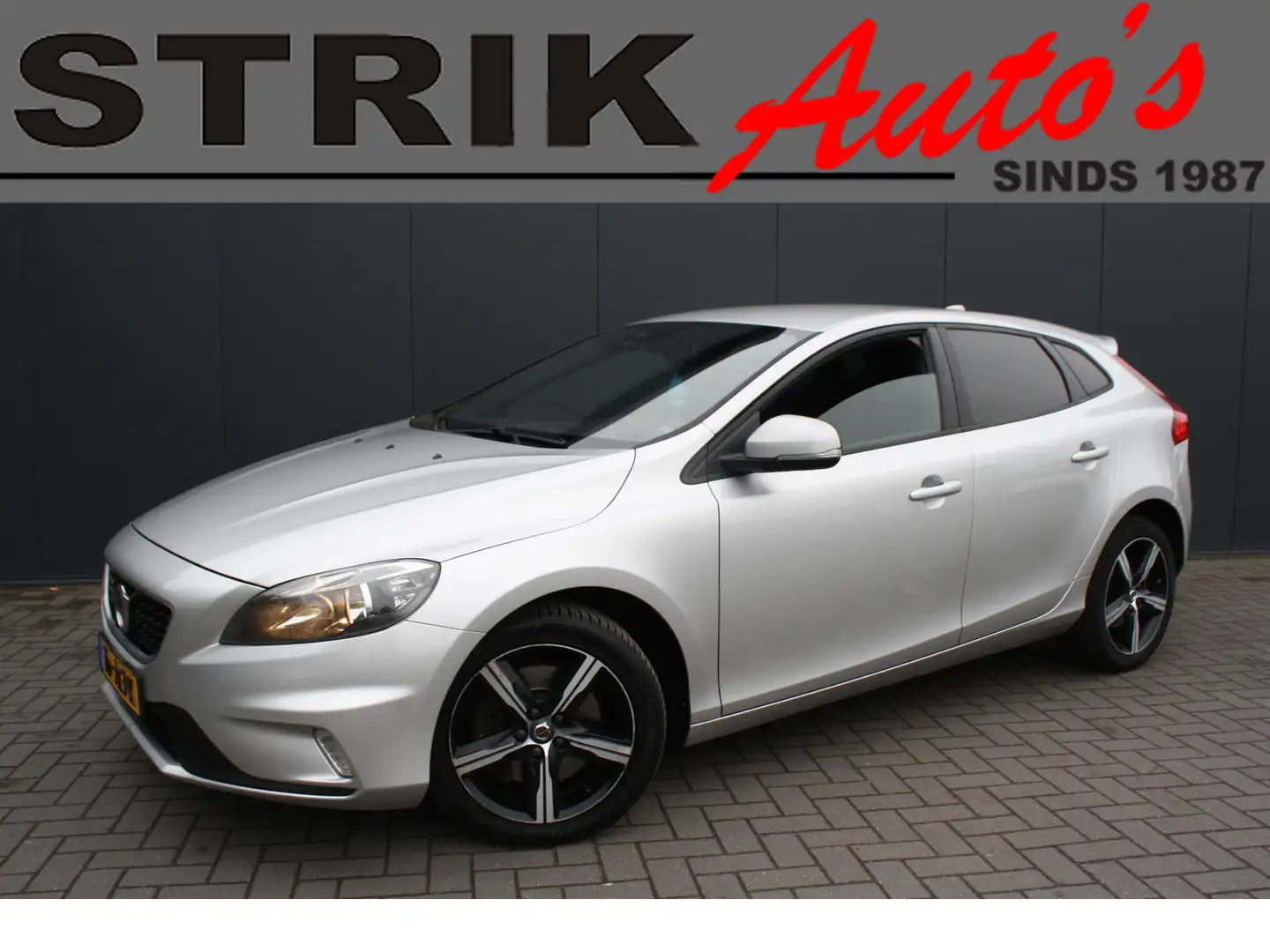 Volvo V40 2.0 D3 Inscription - LEDER - NAVIGATIE - EURO 6 Сірий - 1