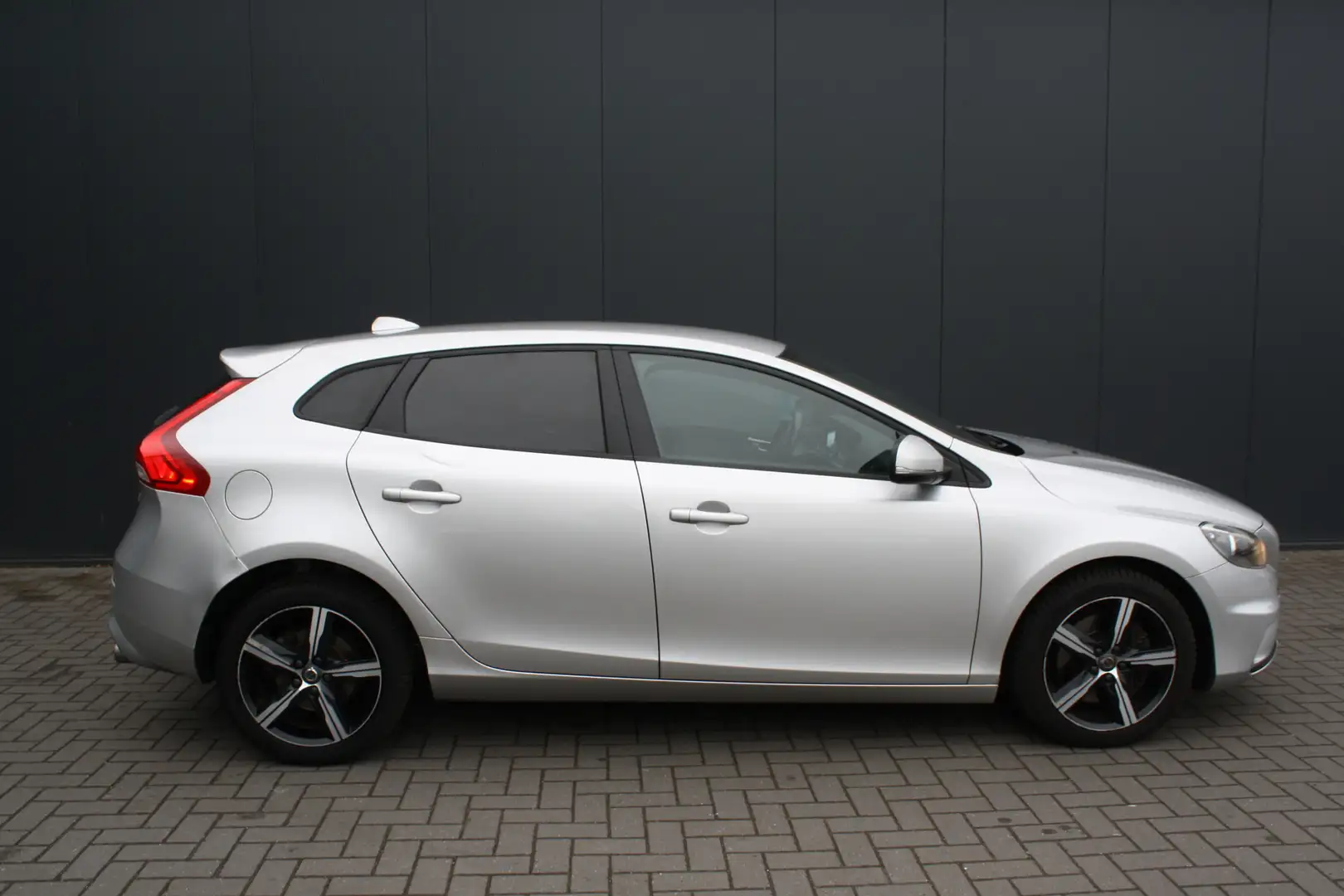 Volvo V40 2.0 D3 Inscription - LEDER - NAVIGATIE - EURO 6 Сірий - 2