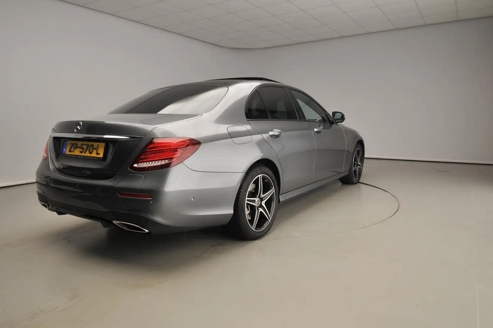 Mercedes-Benz E 300 e Premium Plus | Pano | 360 cam | HUD | Luchtverin Grijs - 2