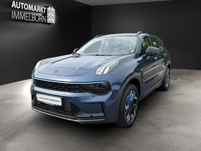 Lynk & Co 01 view 3