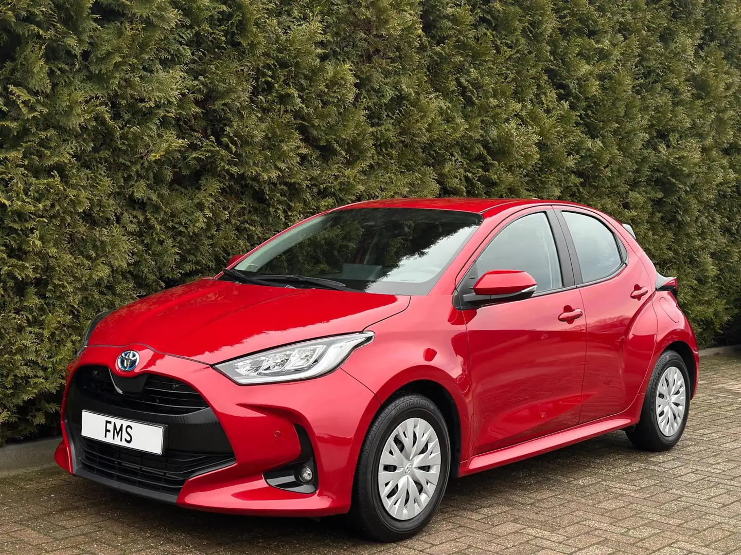 Toyota Yaris 1.5 Hybrid Dynamic CarPlay LED Camera Rood - 1
