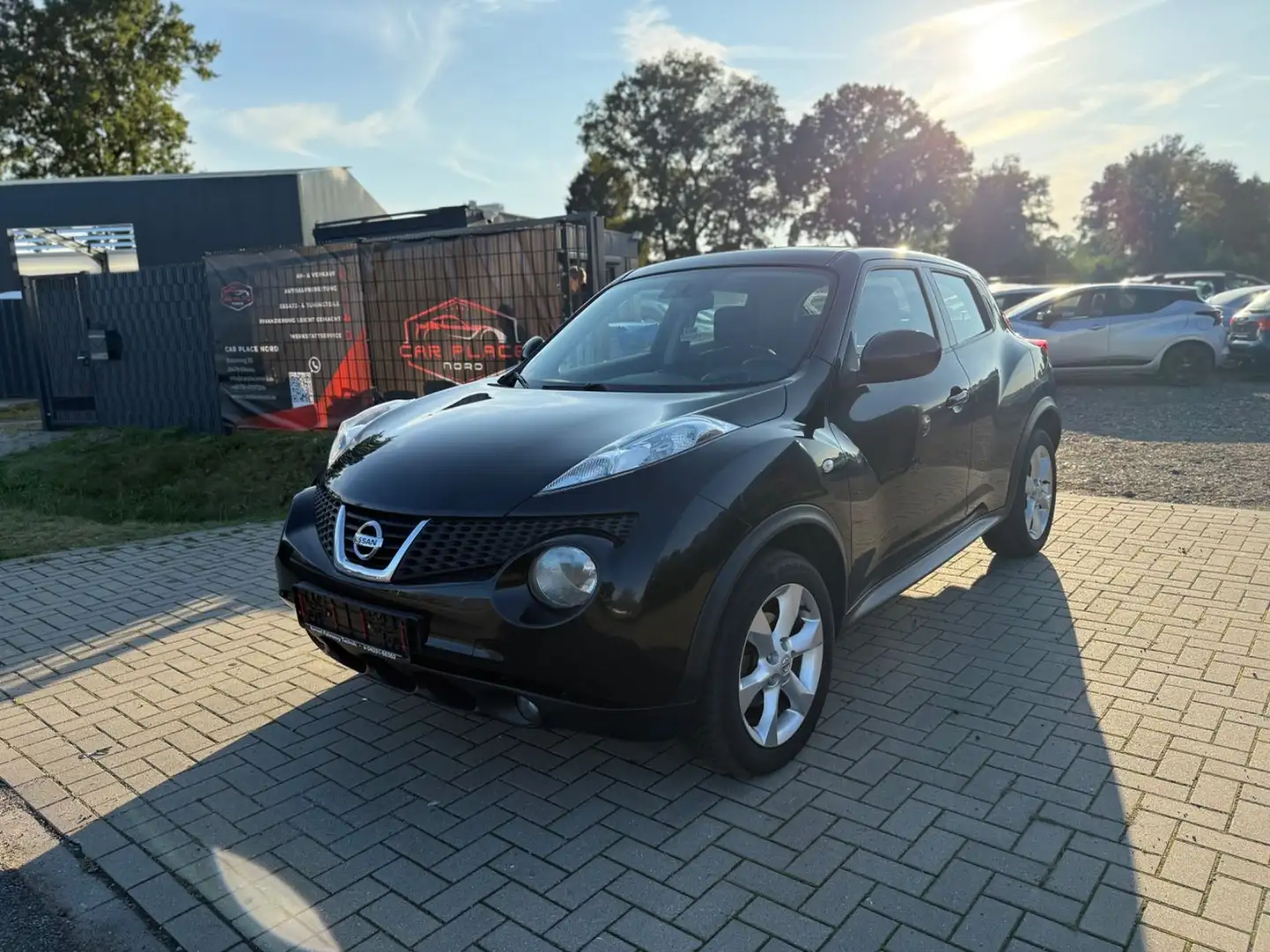 Nissan Juke Acenta TÜV NEU/1. HAND/NAVI/KLIMAAUTOMATIK Schwarz - 1