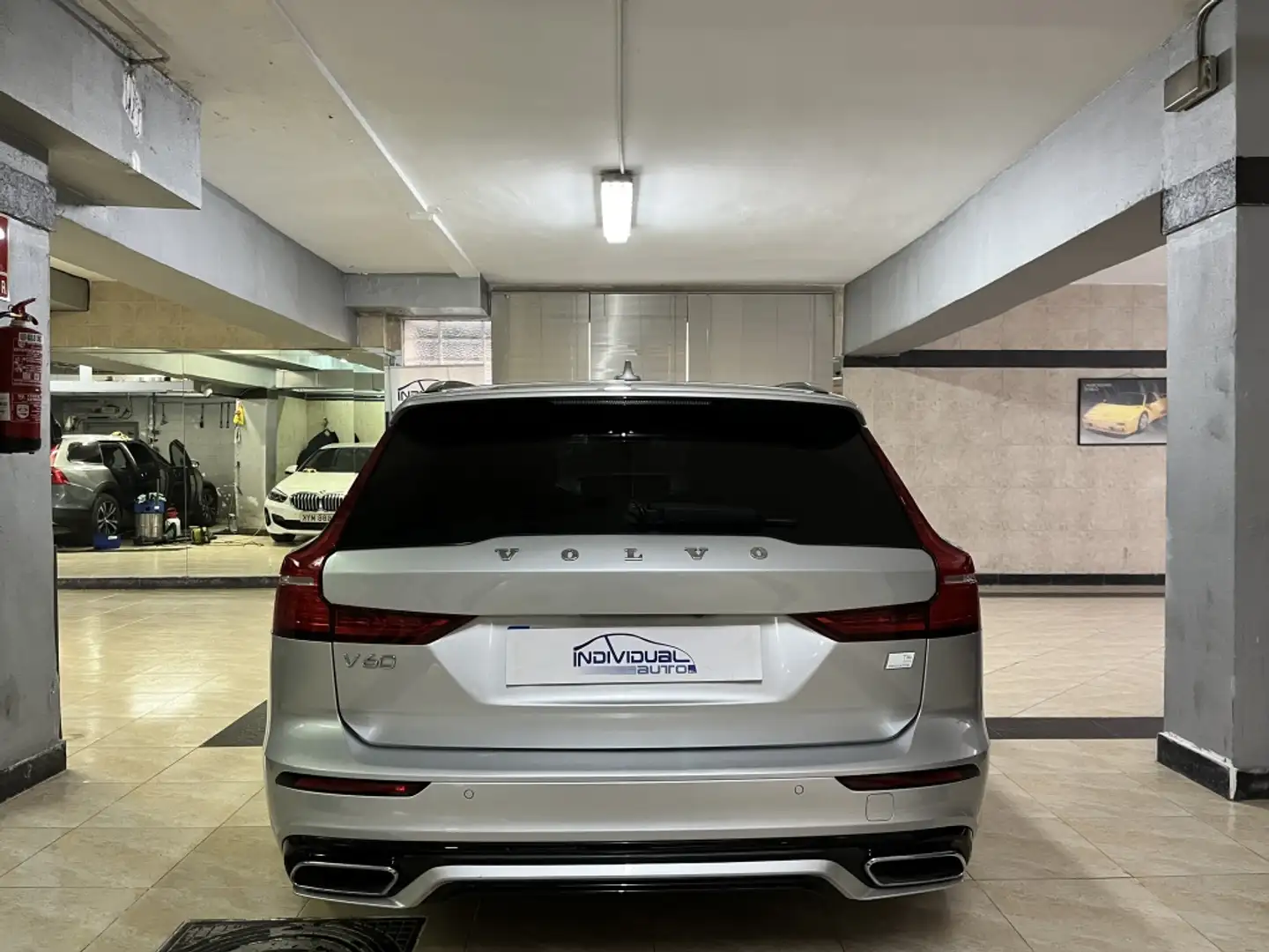 Volvo V60 T6 Twin Recharge R-Design AWD Grau - 2