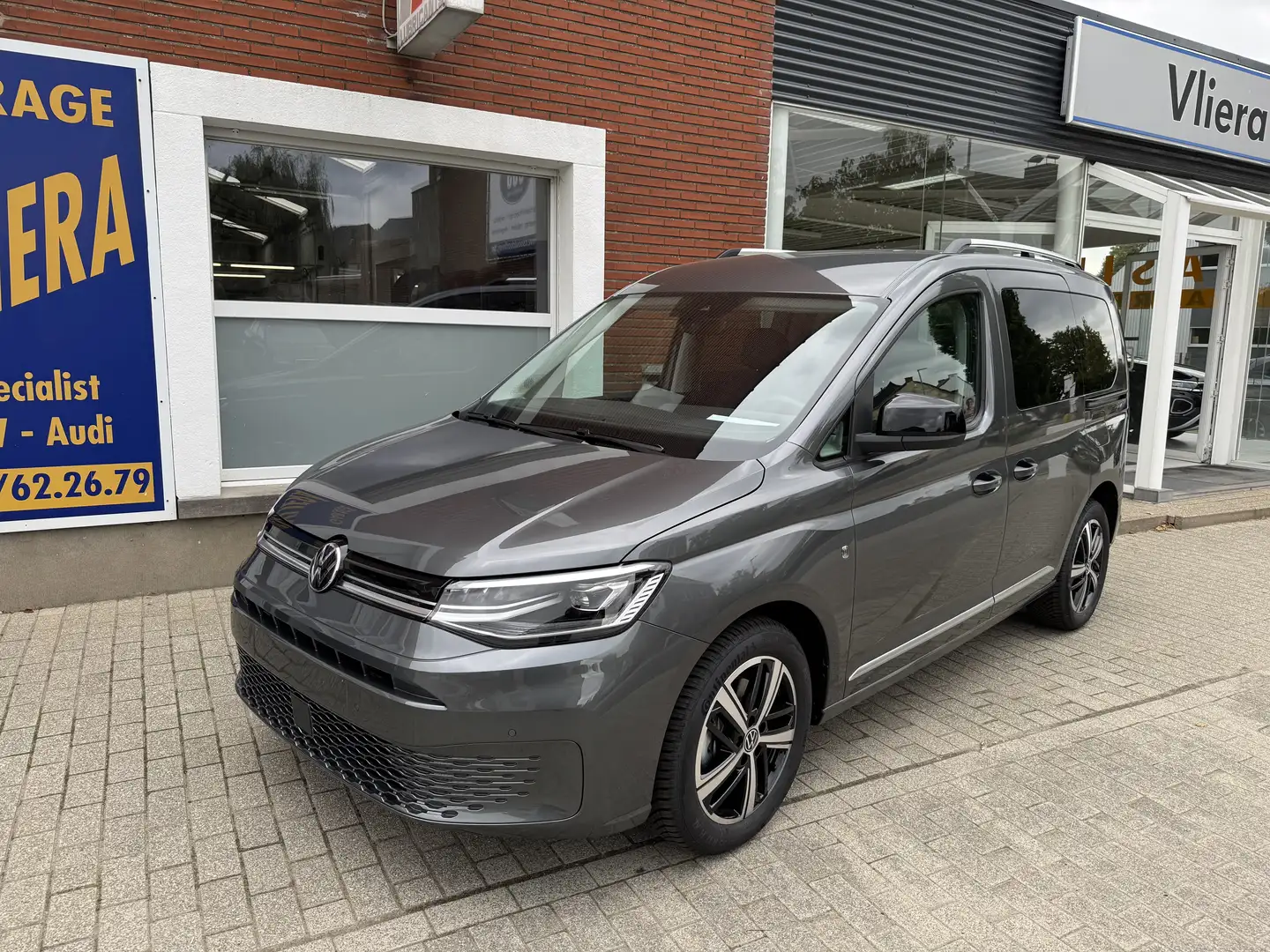 Volkswagen Caddy 1.5 TSI 116 Pk DEMO Style 5 Zit Grijs - 1
