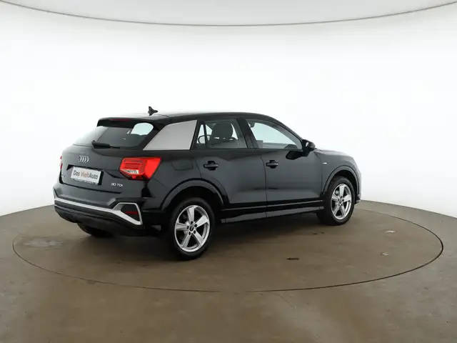 Audi Q2 view 4