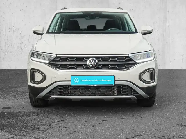 Volkswagen T-Roc view 3
