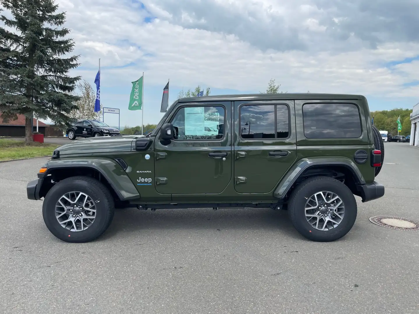 Jeep Wrangler 4xe Unlimited Sahara Plug-In Hybrid , Soft-Top, RF Grün - 2