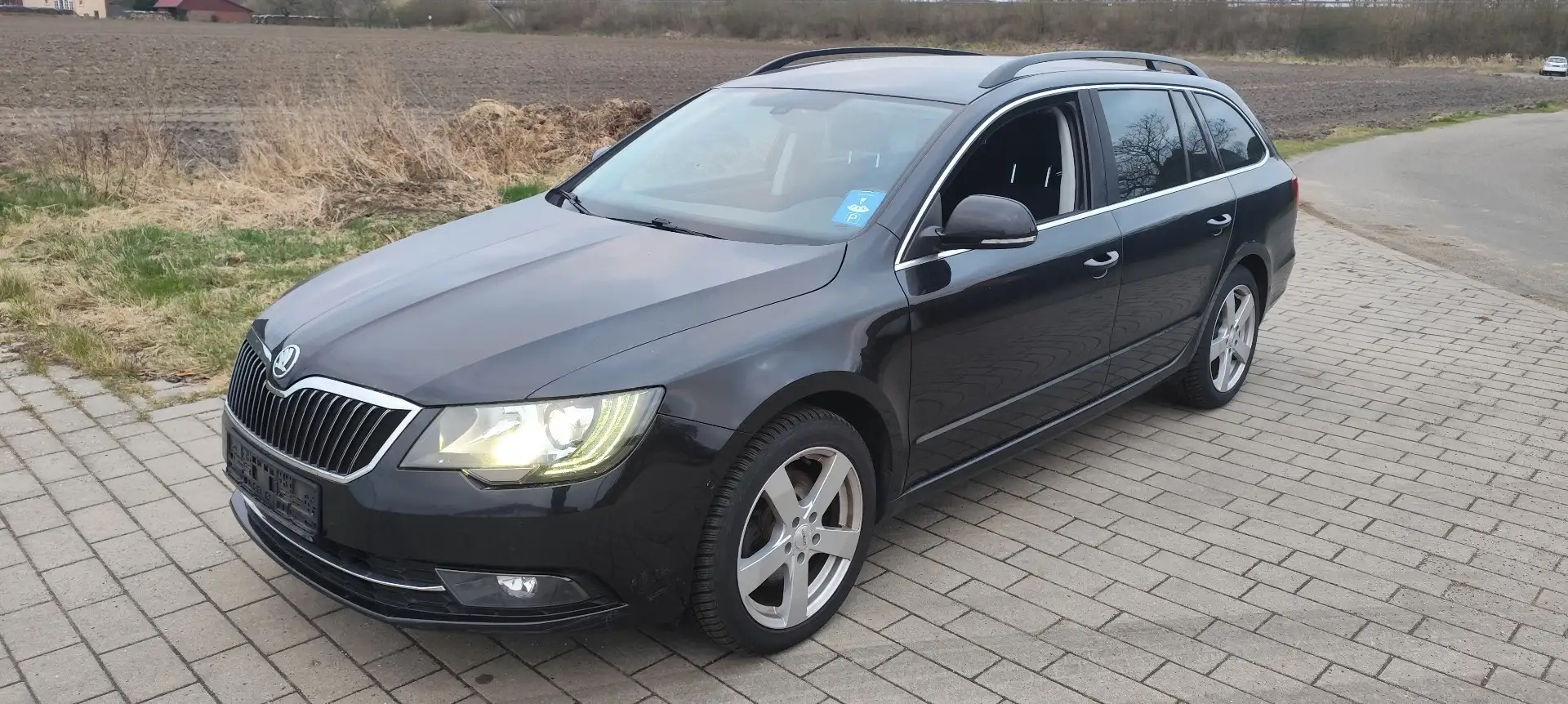 Skoda Superb Exclusive Sthz e-Klappe Xenon DSG Festpreis Schwarz - 1