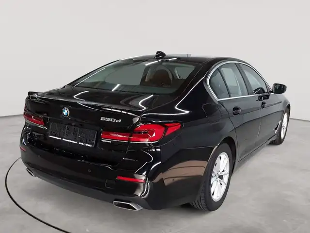 BMW 5 Series view 4