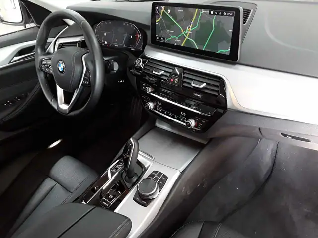 BMW 5 Series view 9