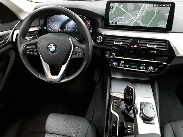 BMW 5 Series view 10