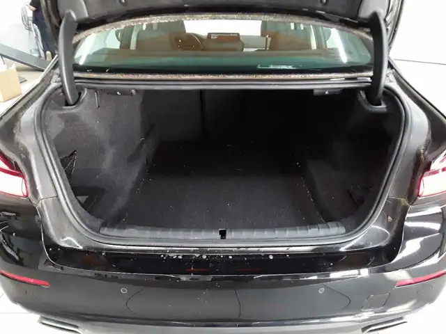 BMW 5 Series view 15