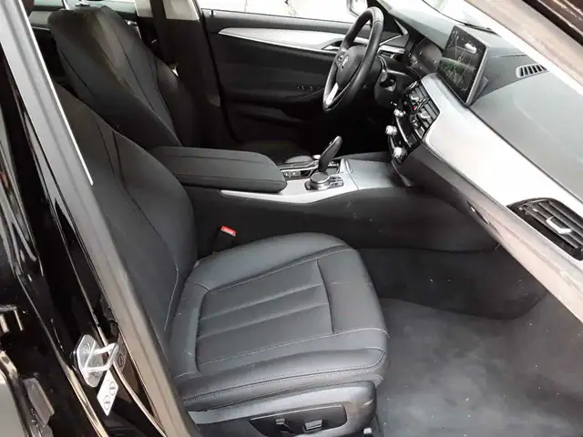 BMW 5 Series view 8
