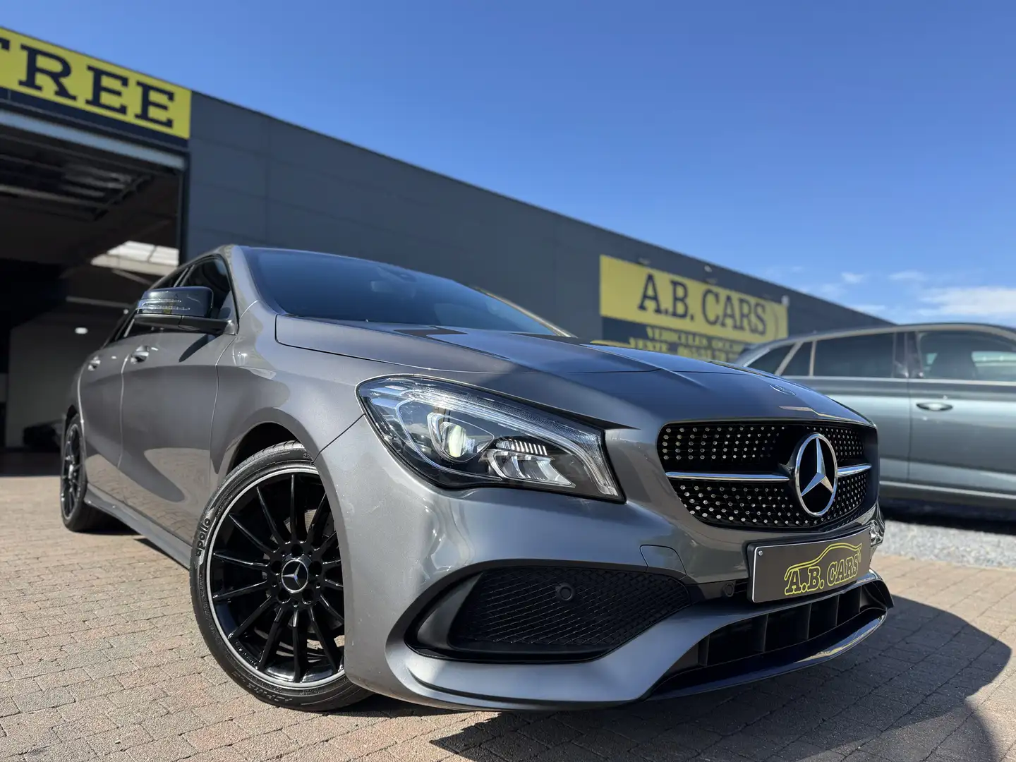 Mercedes-Benz CLA 200 d *AMG LINE *GARANTIE 12MOIS*1ER PROPRIÉTAIRE Gris - 1