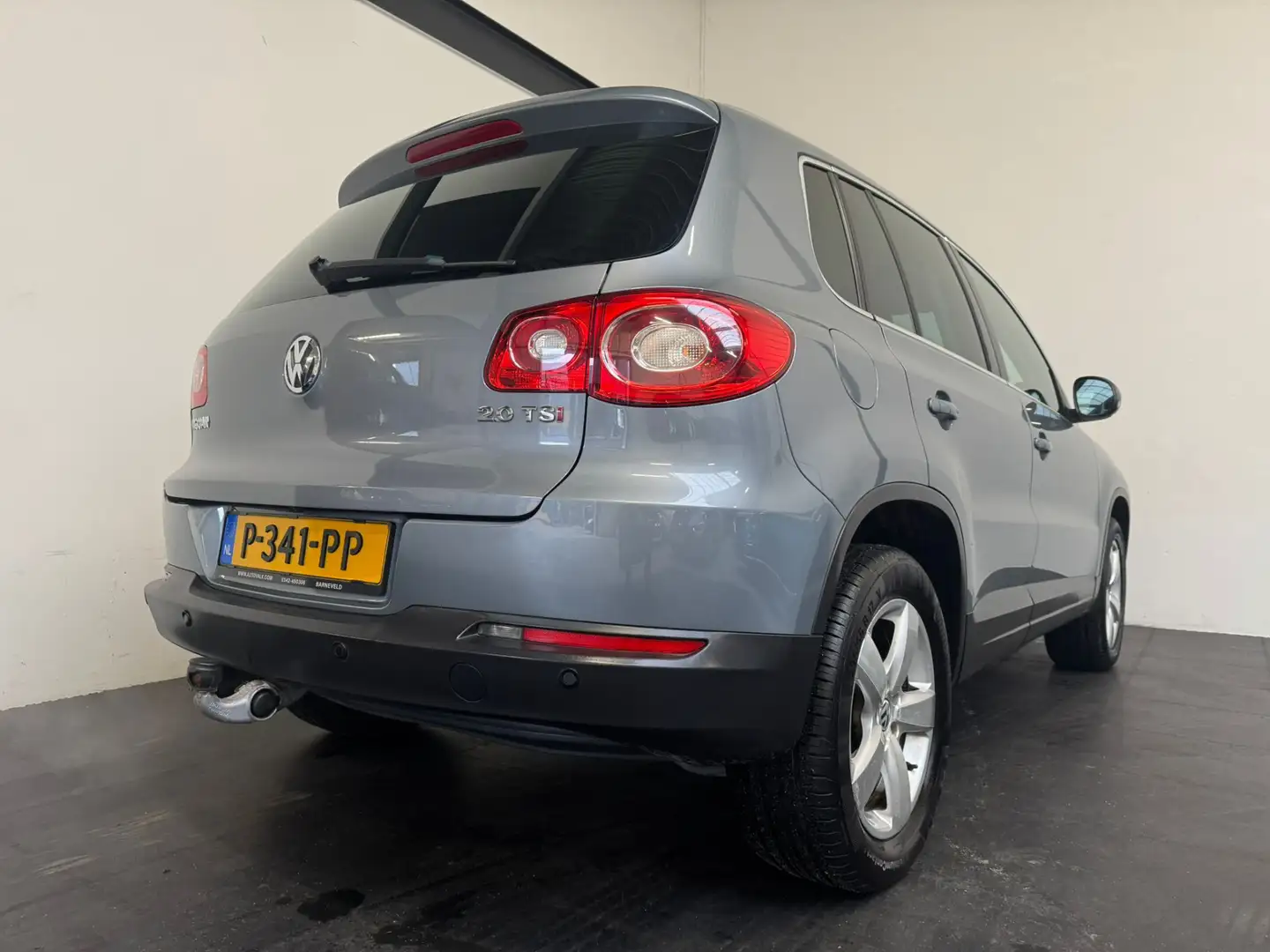 Volkswagen Tiguan 2.0 TSI Comfort&Design 4Motion Grijs - 2