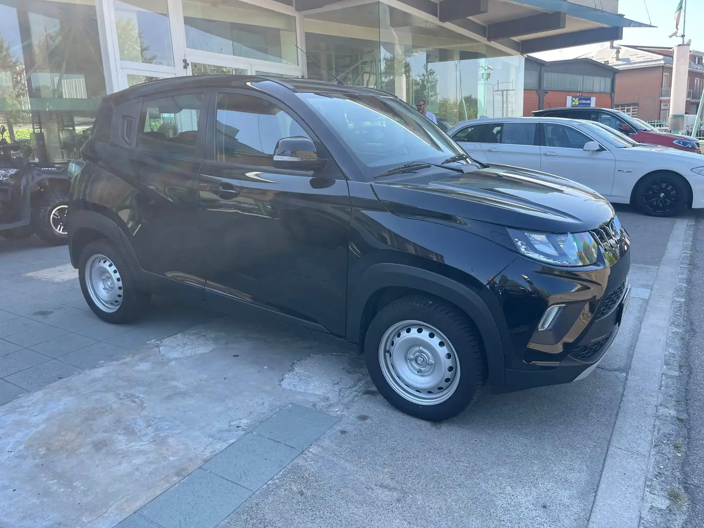 Mahindra KUV100 1.2 K6  m-bifuel Schwarz - 1