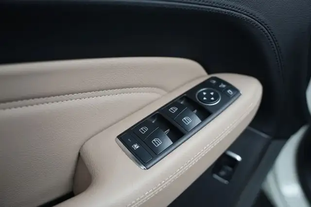 Mercedes-Benz M-Class view 11