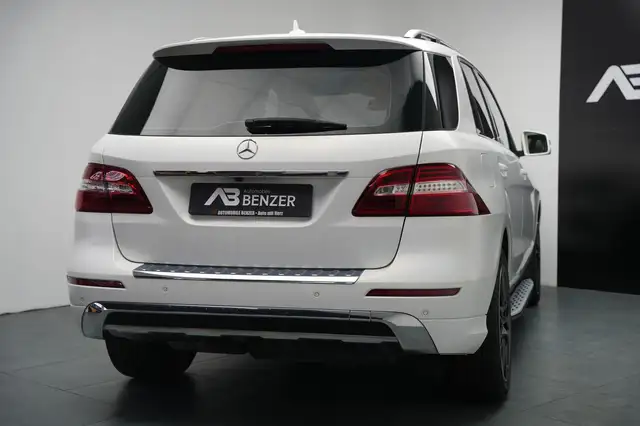 Mercedes-Benz M-Class view 8