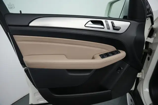 Mercedes-Benz M-Class view 9