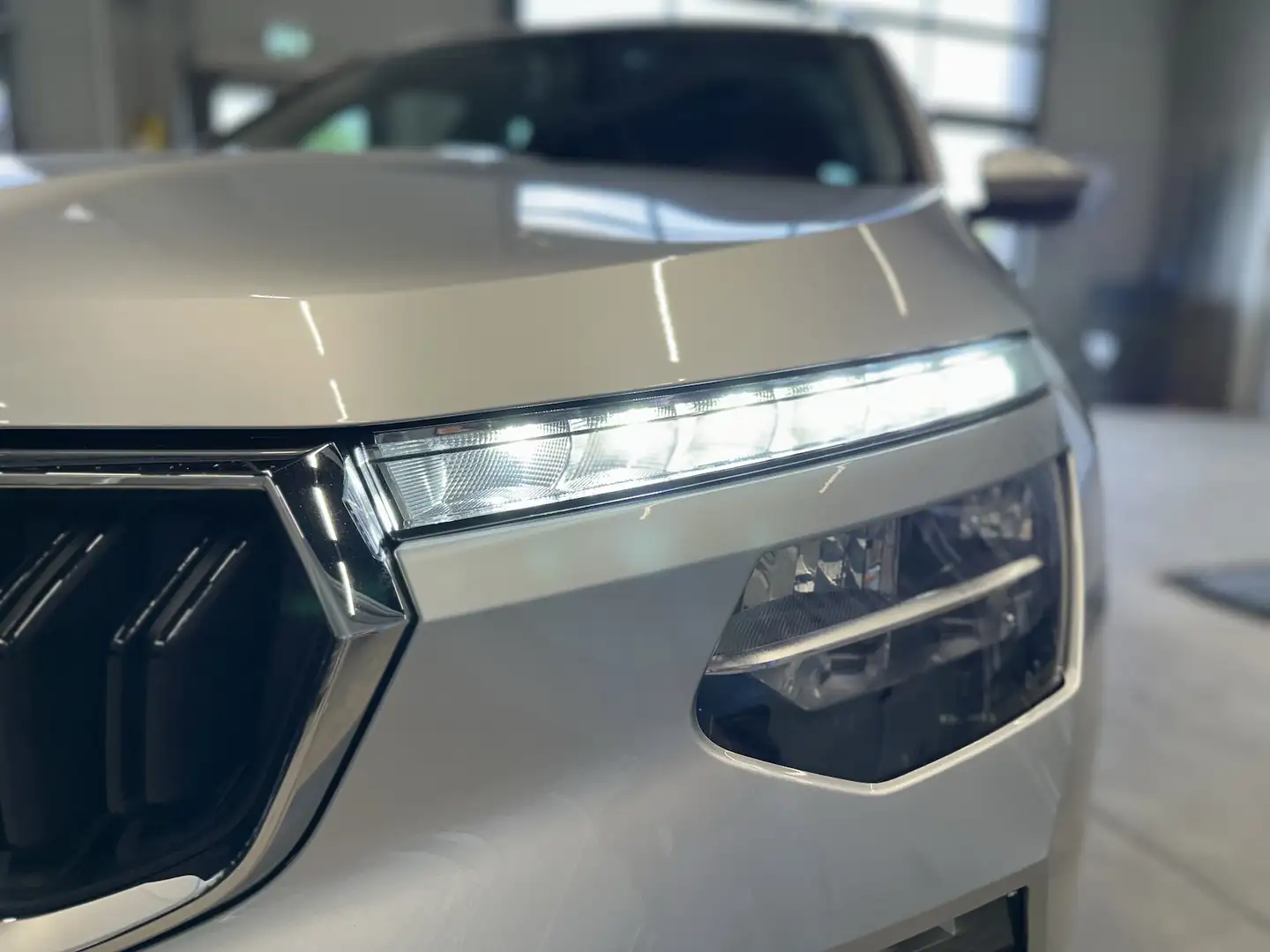 Skoda Kamiq 1,0TSI DSG 130 Jahre Premium AHK 5J.Gar. Zilver - 2