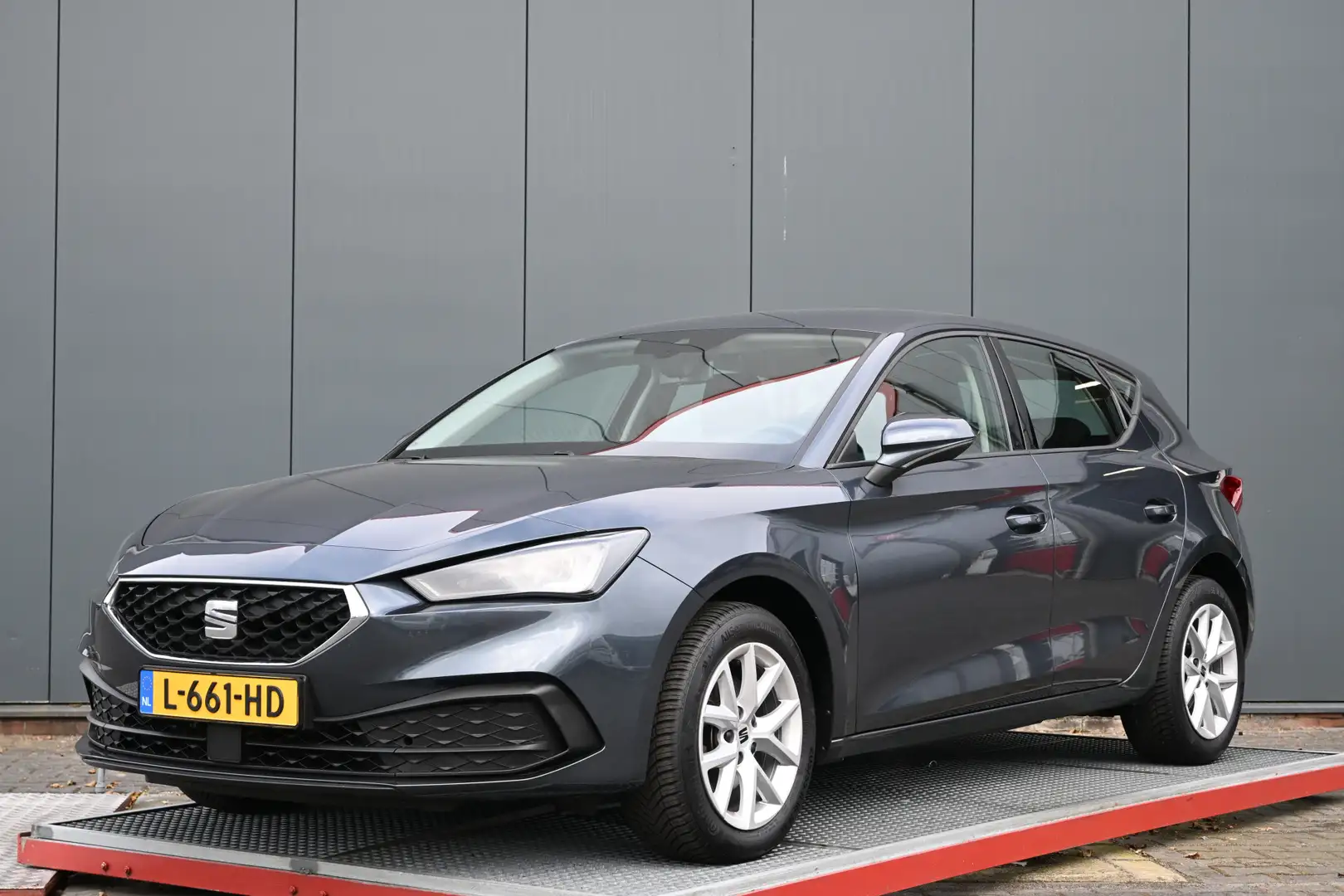 SEAT Leon 1.0 TSI Style Business Intense Grijs - 1