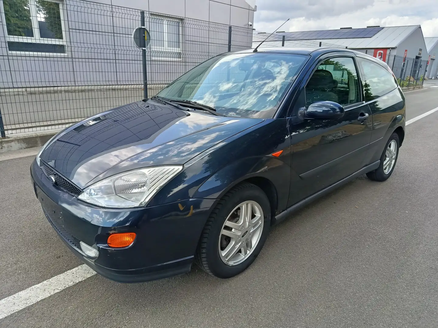 Ford Focus 1.6i SE 16v Trend Grijs - 1